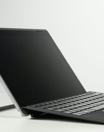 Laptop front view reference Illustrative laptop reference image; not verified as the exact HP OmniBook X Flip model