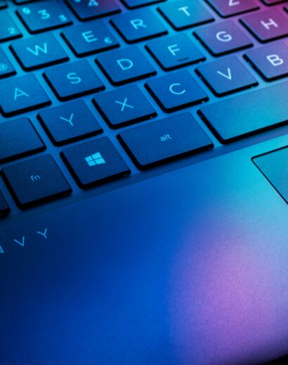 Laptop side view reference Illustrative laptop reference image; not verified as the exact HP OmniBook X Flip model
